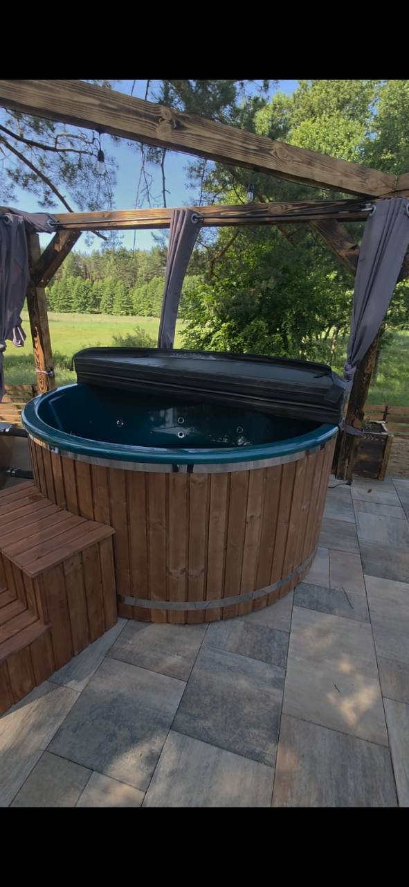 Jacuzzi w otoczeniu zieleni